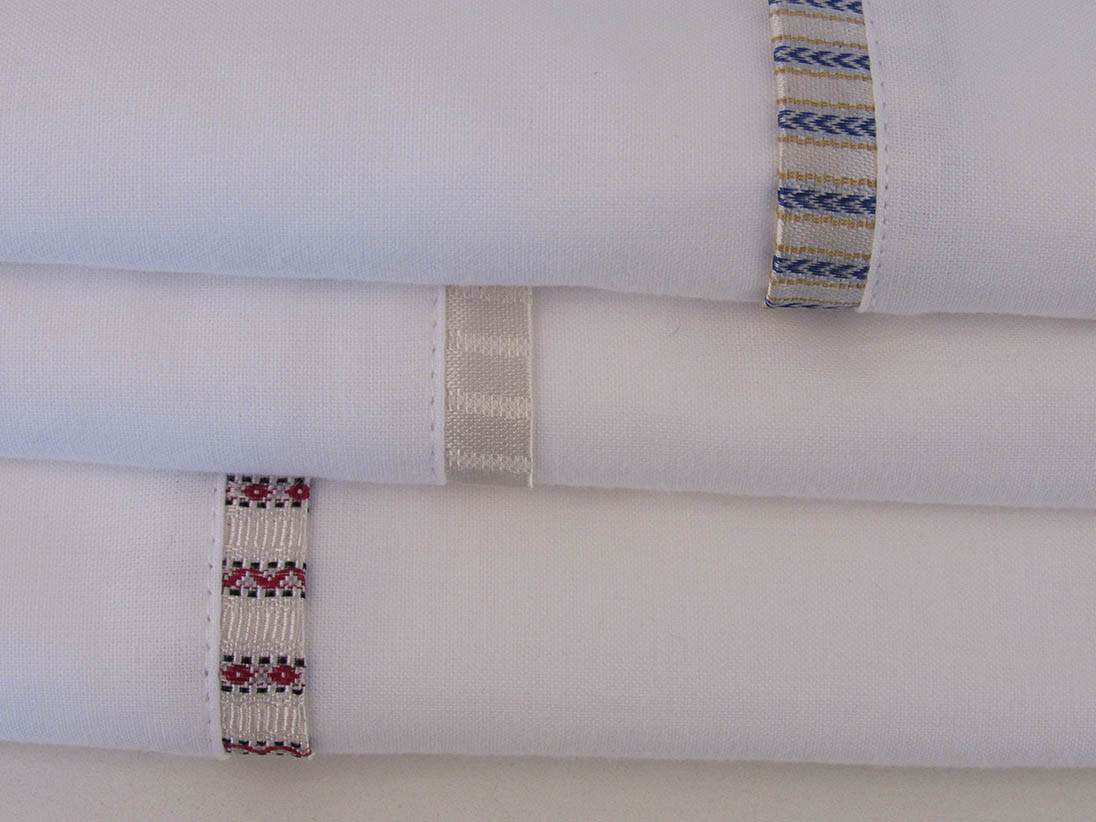 White cotton bedding with satin applique
